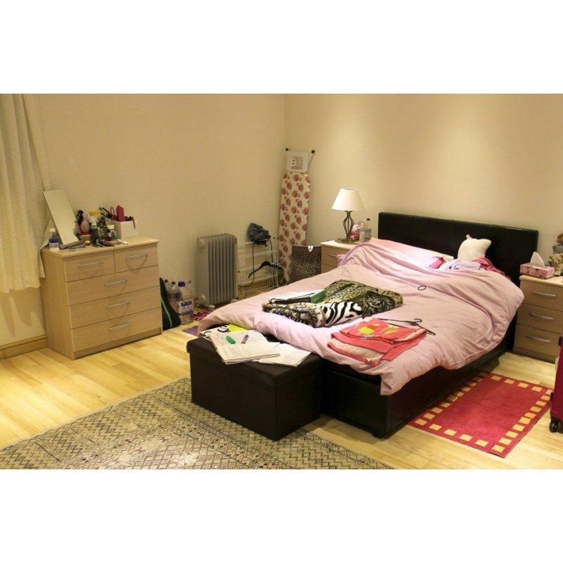 Single Bed in Rooms for Rent in 11 Bedroom House Near Tube Station and Ealing, Hammersmith