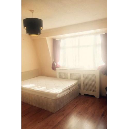 Lovely rooms available near prince regents DLR