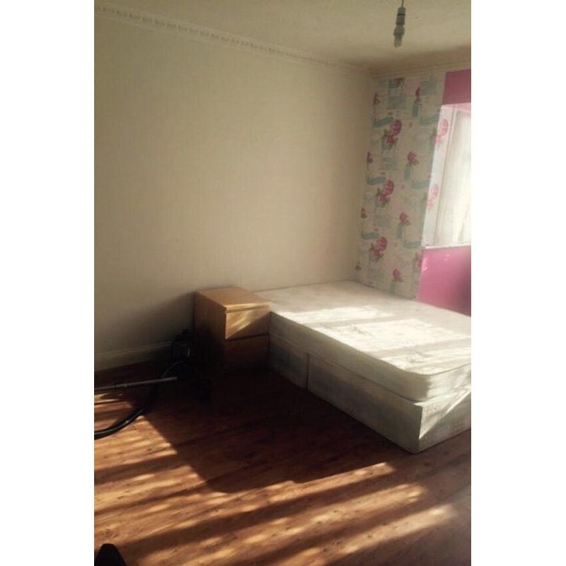 Lovely rooms available near prince regents DLR