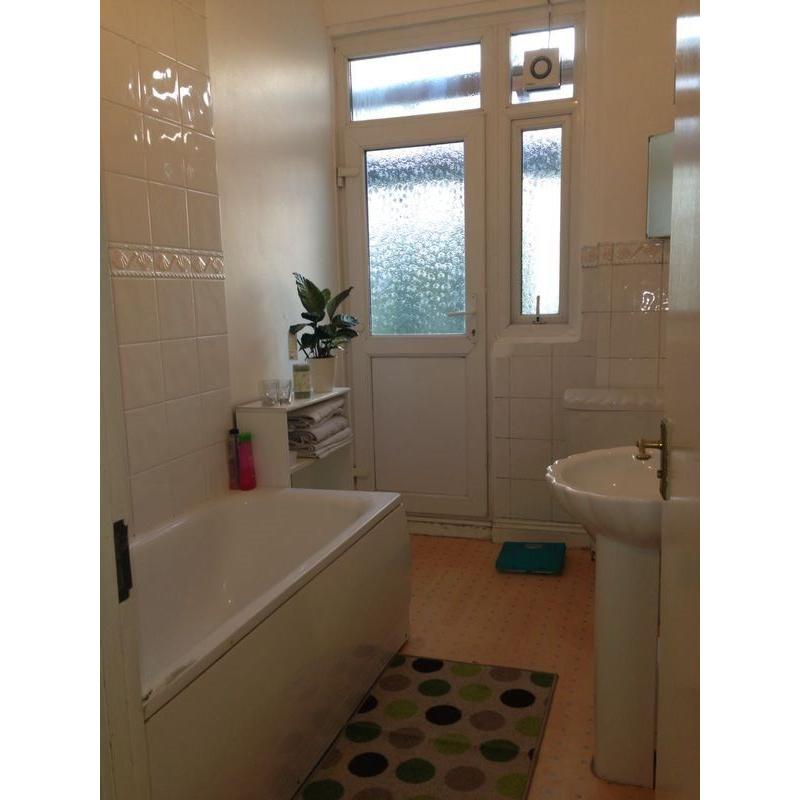 BIG AND BRIGHT DOUBLE ROOM TO RENT