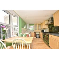 Qulity double rooms to rent - Available NOW NEAR STARTFORD westfield shopping center **no deposit