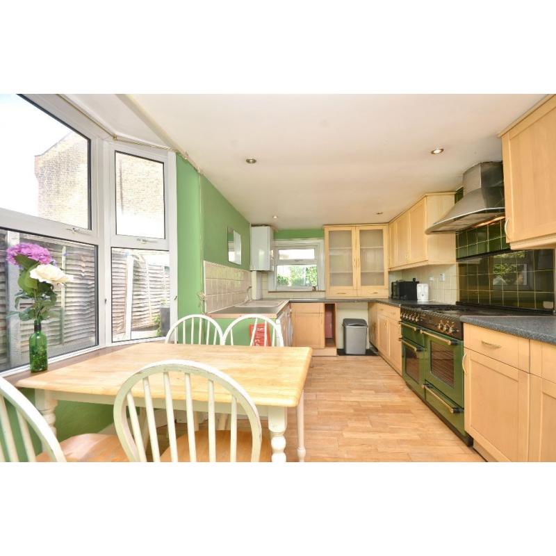 Qulity double rooms to rent - Available NOW NEAR STARTFORD westfield shopping center **no deposit