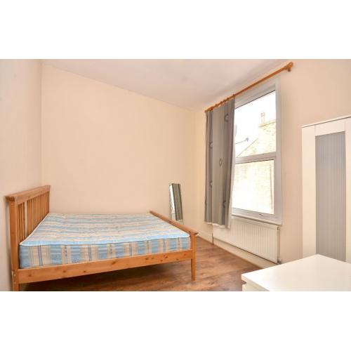 Qulity double rooms to rent - Available NOW NEAR STARTFORD westfield shopping center **no deposit