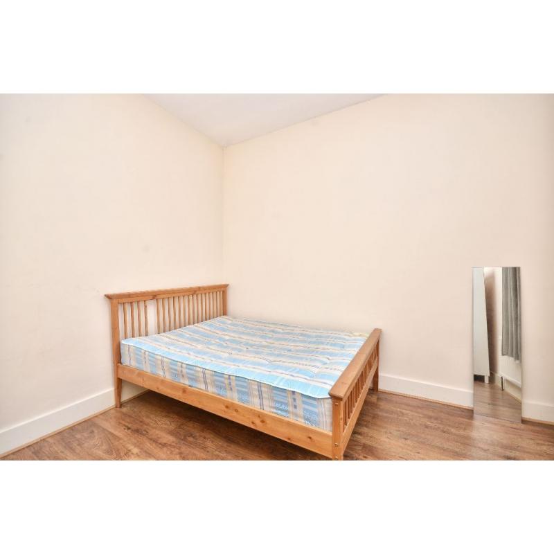 Qulity double rooms to rent - Available NOW NEAR STARTFORD westfield shopping center **no deposit