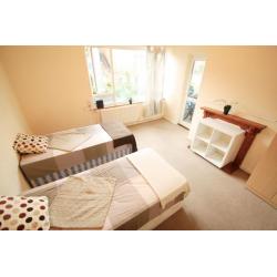 DONT WORRY ABOUT NOT HAVING ENOUGH SPACE WITH THIS MASSIVE TWIN ROOM, ARSENAL (ZONE 2) 155h