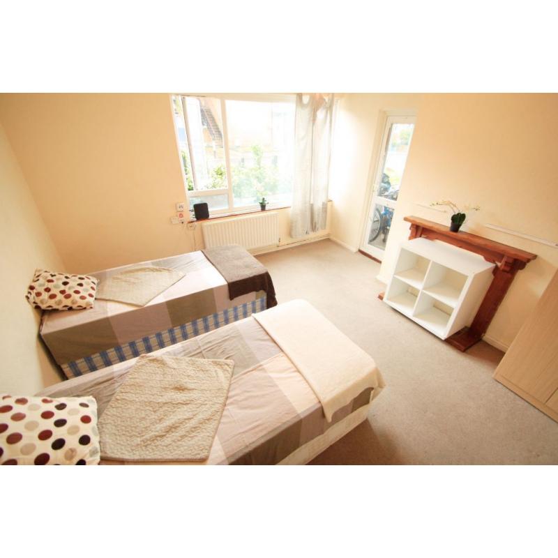 DONT WORRY ABOUT NOT HAVING ENOUGH SPACE WITH THIS MASSIVE TWIN ROOM, ARSENAL (ZONE 2) 155h