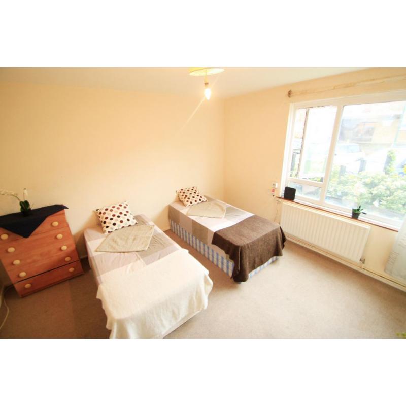 DONT WORRY ABOUT NOT HAVING ENOUGH SPACE WITH THIS MASSIVE TWIN ROOM, ARSENAL (ZONE 2) 155h