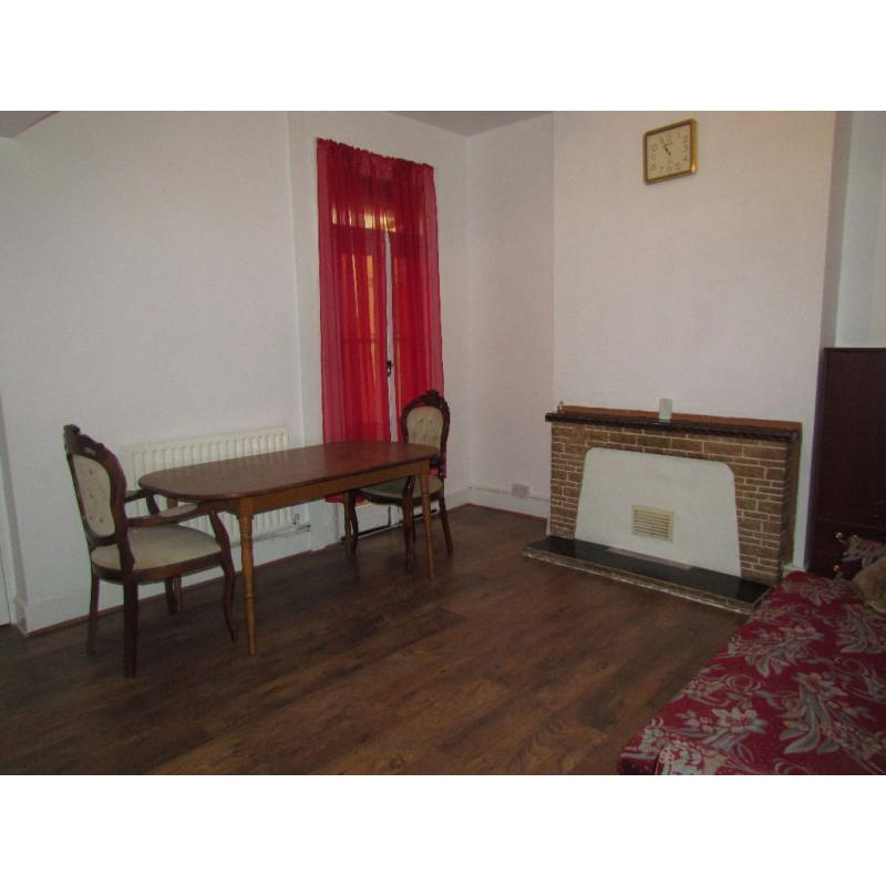 FANTASTIC DOUBLE ROOM AVAILABLE FOR RENT**** NO DEPOSIT REQUIRED*** ( E6 1NZ