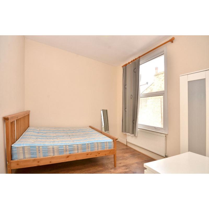 EXTRA LARGE & LARGE ROOMS - Available NOW NEAR STARTFORD westfield shopping center