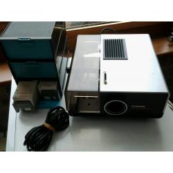 Chinon 35mm slide projector complete with 6 cartridges.