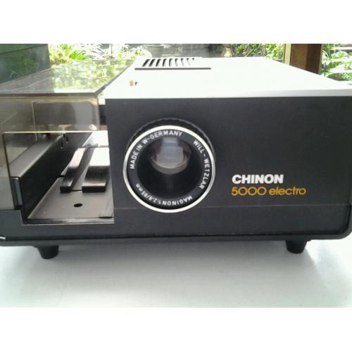 Chinon 35mm slide projector complete with 6 cartridges.