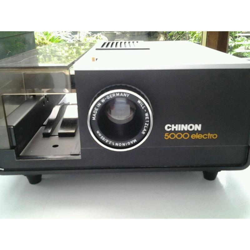 Chinon 35mm slide projector complete with 6 cartridges.