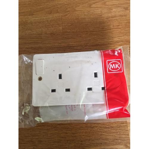 50No MK Logic Plus Twin Sockets