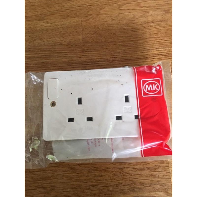 50No MK Logic Plus Twin Sockets