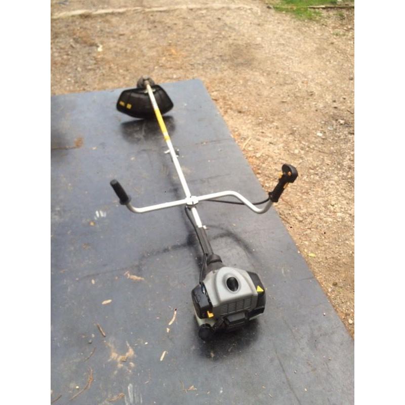 Petrol strimmer Titan very good condition