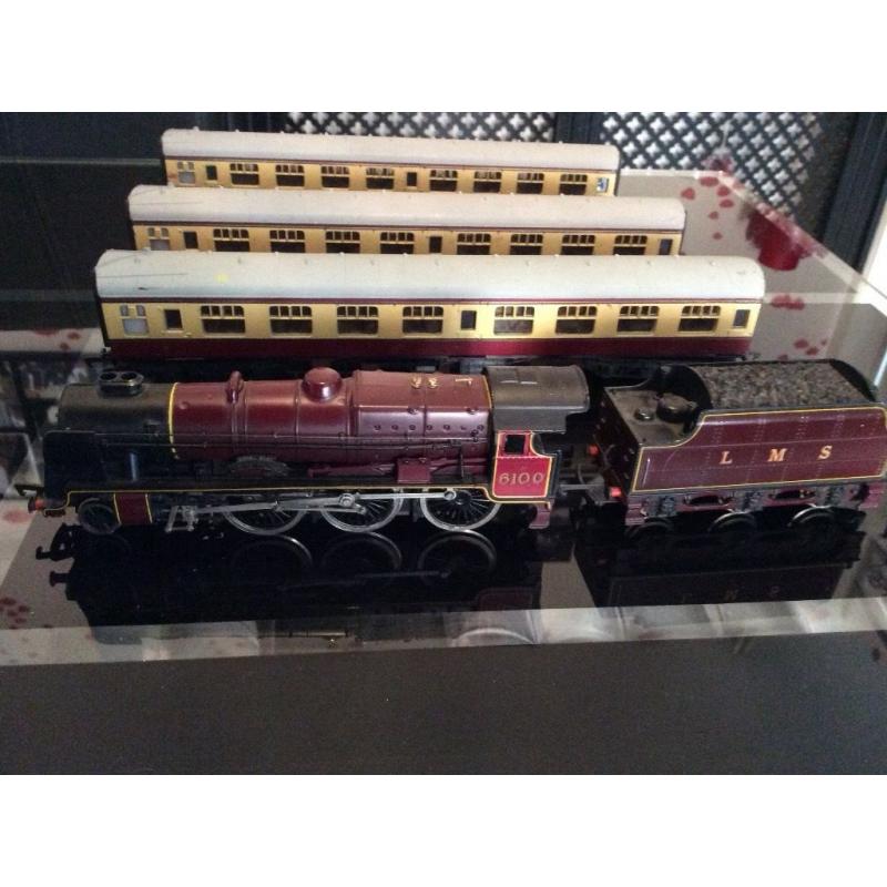 Royal Scott 6100 train & 3 carriages OO gauge
