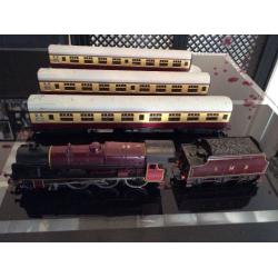 Royal Scott 6100 train & 3 carriages OO gauge