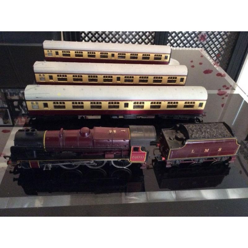 Royal Scott 6100 train & 3 carriages OO gauge