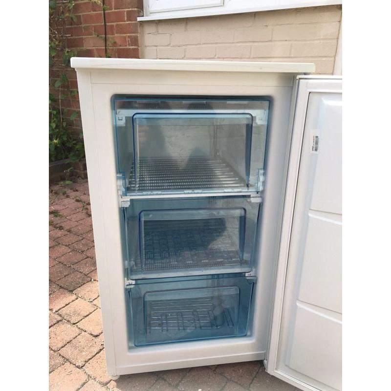 Lec under counter freezer