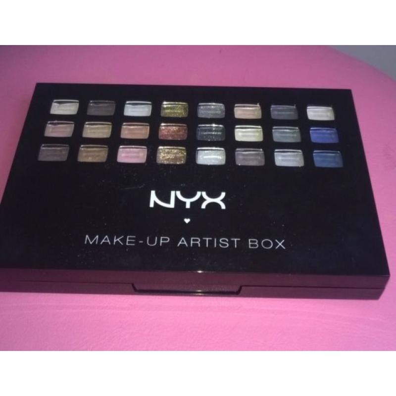 NYX MAKEUP ARTIST BOX