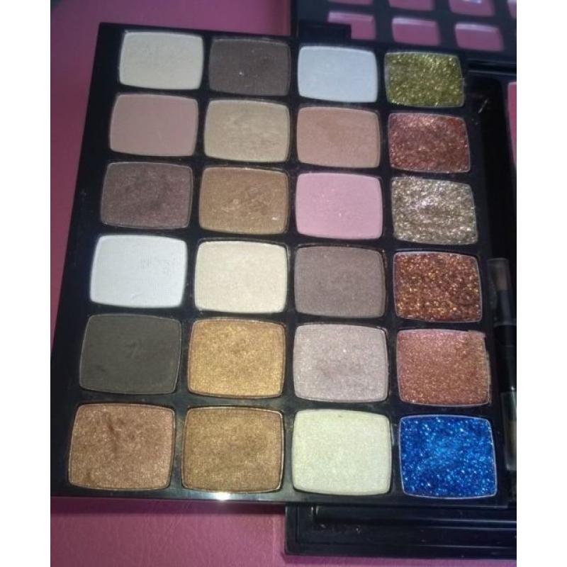 NYX MAKEUP ARTIST BOX