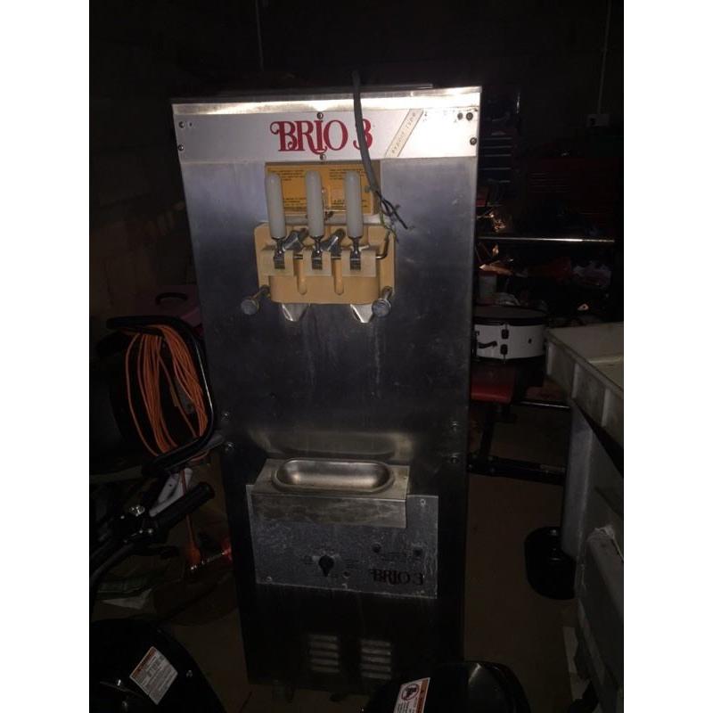 Ice cream maker for a chargrill/commercial fryer