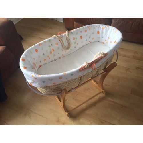 Moses basket, baby bath and feeding/sleeping pillow