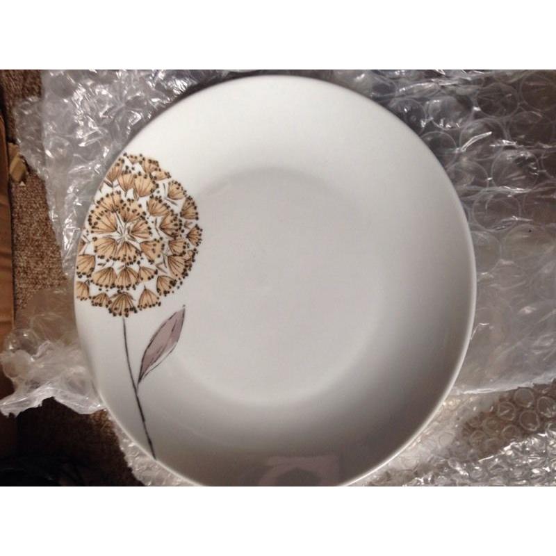 Dinner plates x8