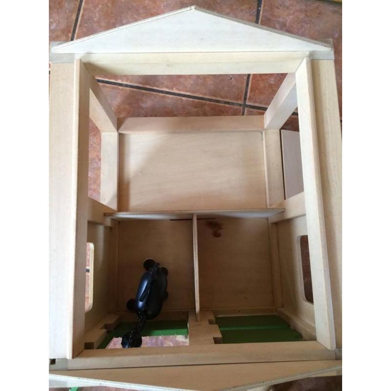 ELC Wooden Stable with horses and stable hand