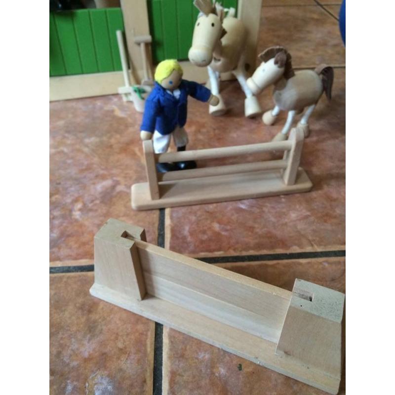 ELC Wooden Stable with horses and stable hand