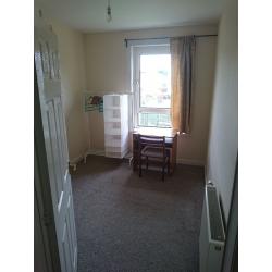 Room available in 3 person flat, Glasgow Southside - Drumoyne.