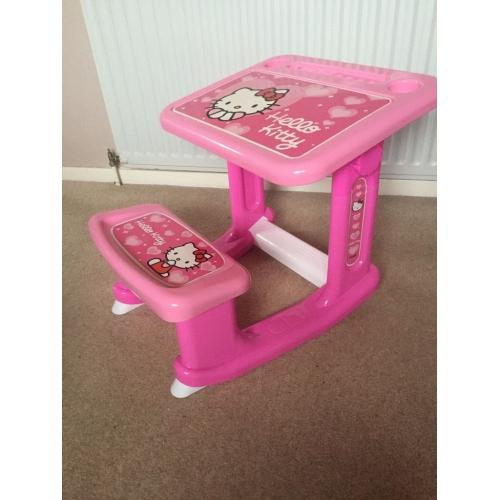 Hello Kitty colouring table
