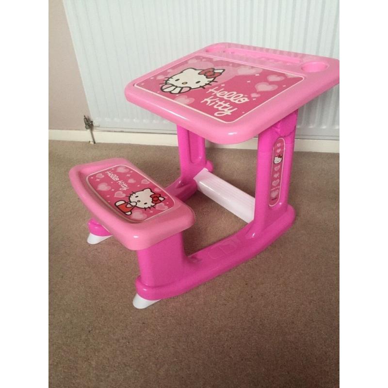 Hello Kitty colouring table
