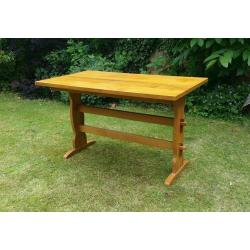 Farmhouse solid oak refectory table in good condition