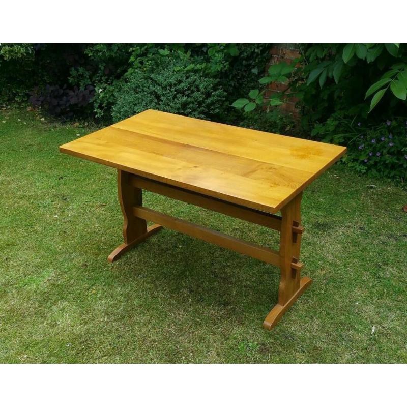 Farmhouse solid oak refectory table in good condition