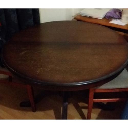 Stunning Solid hard wood extendable Dining table with 3 chairs set in good condition
