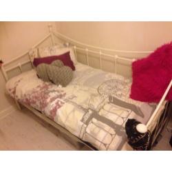 Childs day bed