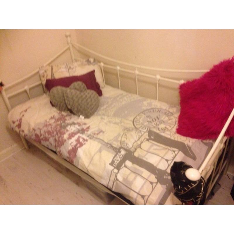 Childs day bed