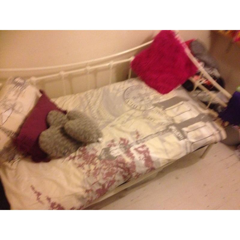 Childs day bed