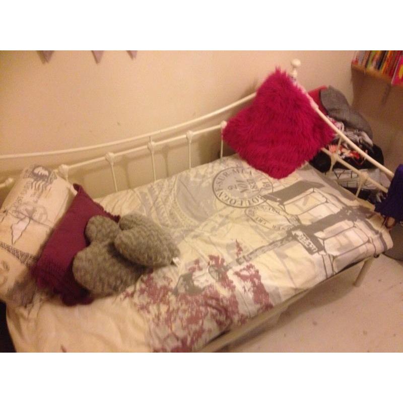 Childs day bed