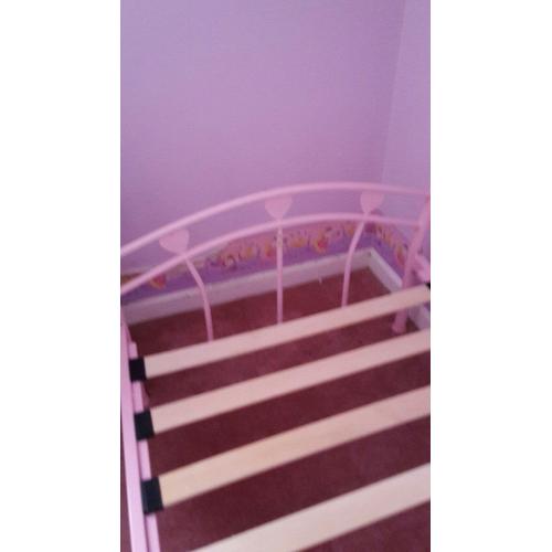 Pink heart single bed