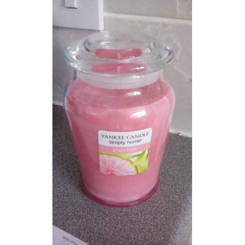 Brand new large yankee candle in grapefruiut 538g!