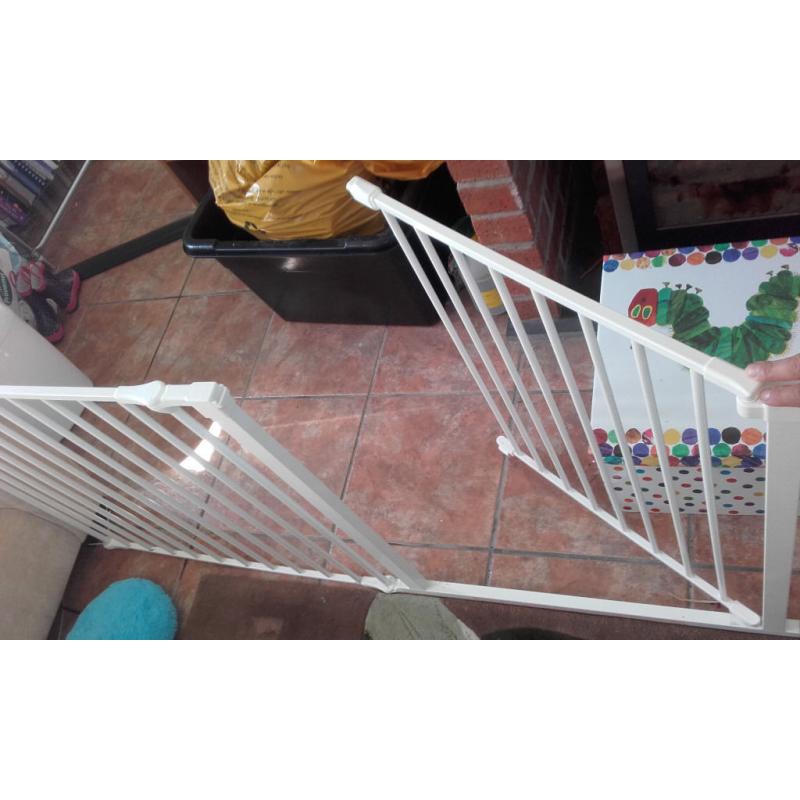 Strong white open fire/opening baby guard with lockable door