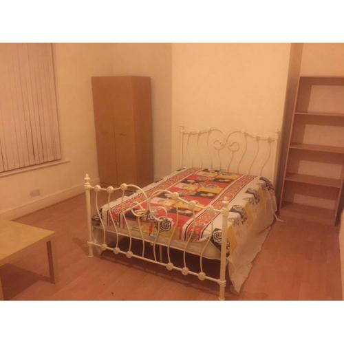 Big double room share with Asian family