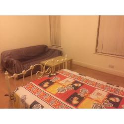 Big double room share with Asian family