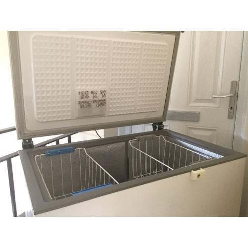 WHIRPOOL TWO BASKETS CHEST FREEZER IN GOOD CONDITION.