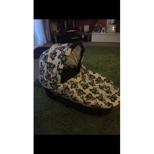 Oyster pushchair with carrycot. Includes rain cover and colour packs