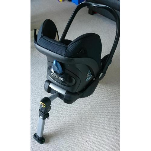 Maxi-Cosi CabrioFix Car Seat with newborn insert and Isofix Base