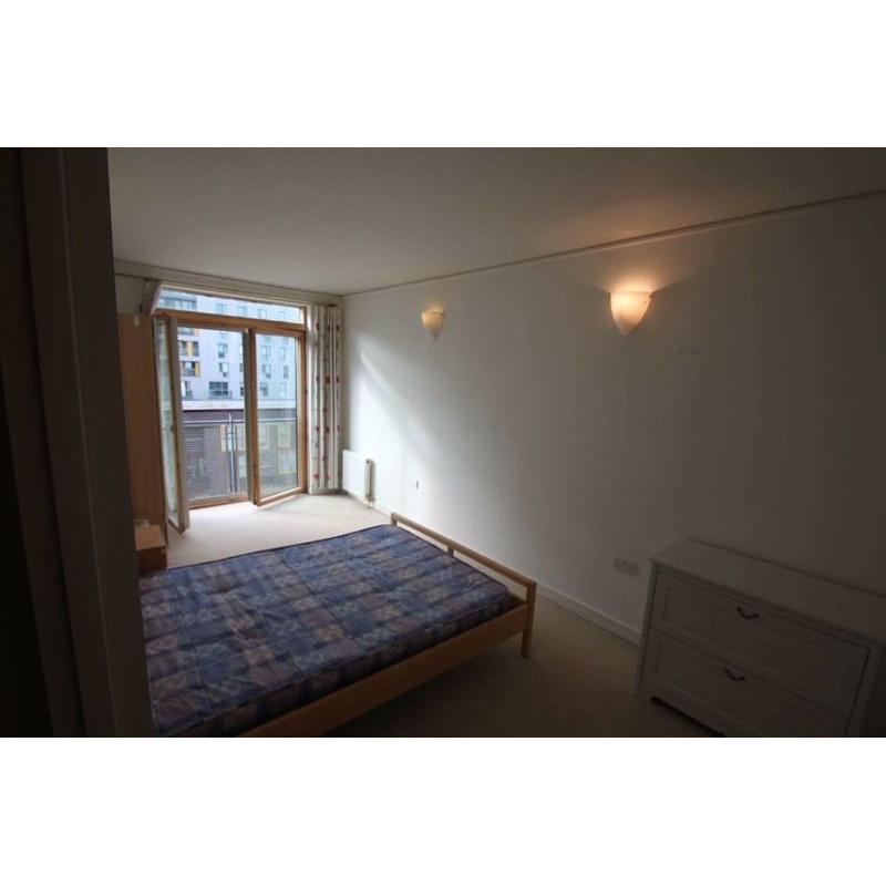 DOUBLE ROOM IN NORTH GREENWICH (BEAUTIFUL VIEW FROM WINDOWS + COUPLE ALLOWED)