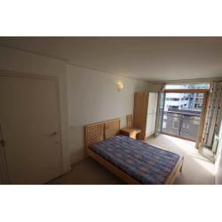 DOUBLE ROOM IN NORTH GREENWICH (BEAUTIFUL VIEW FROM WINDOWS + COUPLE ALLOWED)